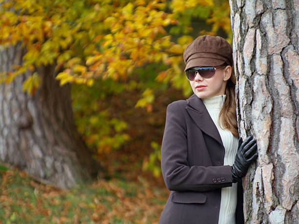 incognito la mode - detective spy women fashion photos et images de collection
