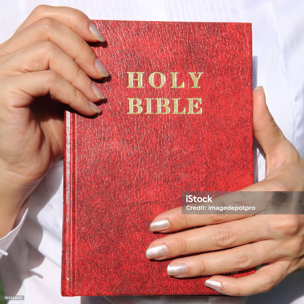 Femme montrant Bible - Photo de Adulte libre de droits