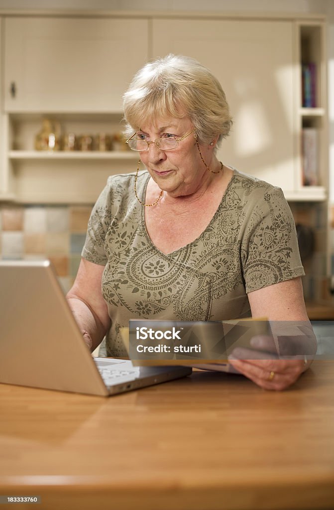 Mujer Senior la banca en línea - Foto de stock de 60-64 años libre de derechos