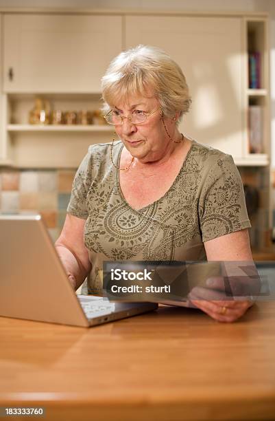 Mujer Senior La Banca En Línea Foto de stock y más banco de imágenes de 60-64 años - 60-64 años, 60-69 años, Adulto