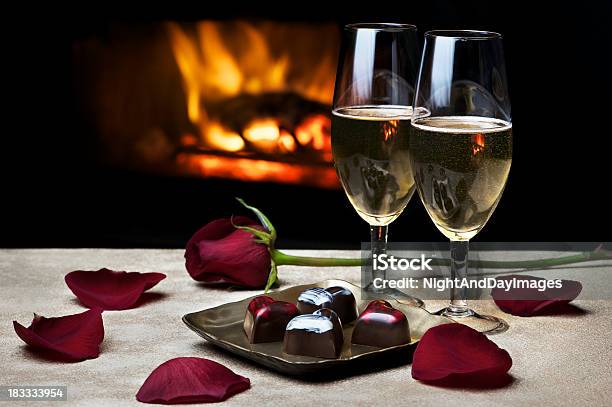 Serata Romantica Con Il Fuoco - Fotografie stock e altre immagini di Cioccolato - Cioccolato, Spumante, Vino