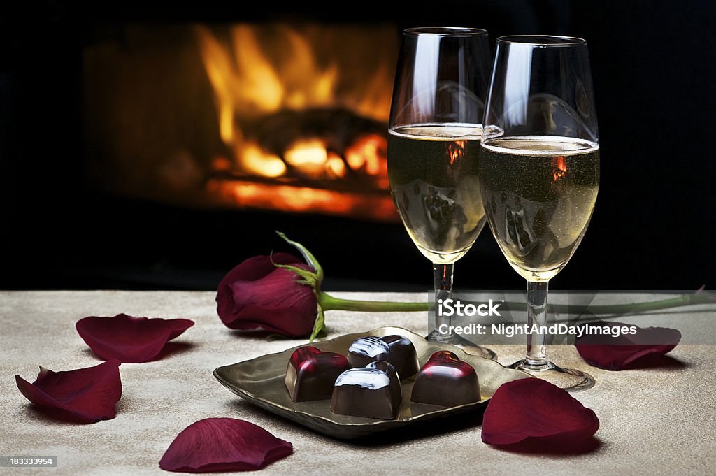 Romantyczny wieczór przy kominku - Zbiór zdjęć royalty-free (Czekolada)
