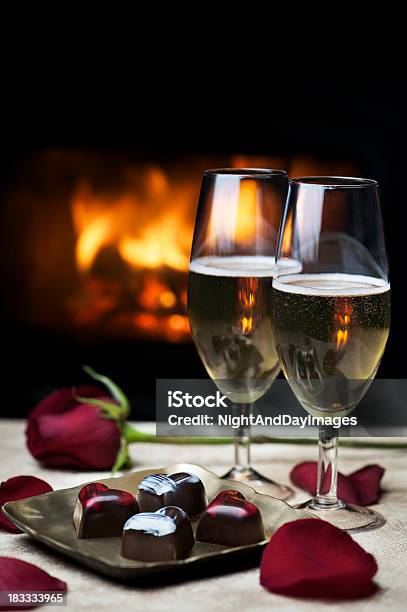 Noche Romántica Junto Al Fuego Foto de stock y más banco de imágenes de Champán - Champán, Chocolate, Rosa - Flor