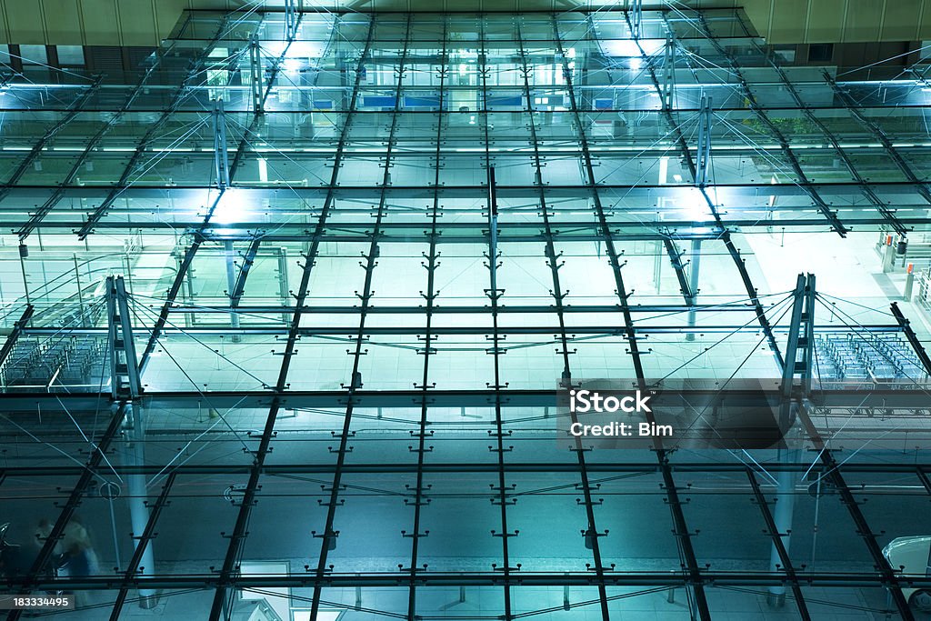 Aeroporto di ingresso di notte, vista sopraelevato attraverso il tetto in vetro - Foto stock royalty-free di Aeroporto