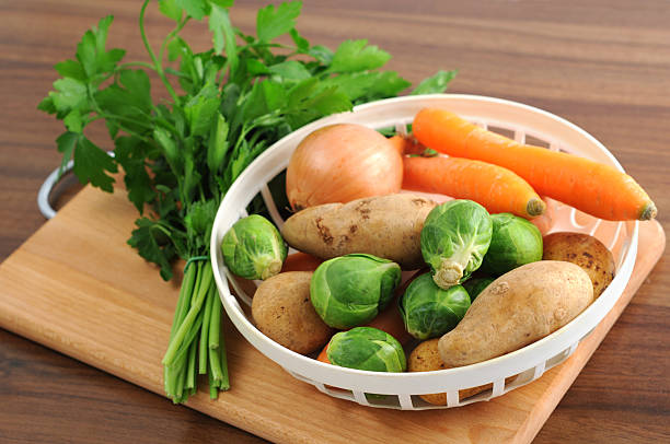 assiette de fruits et légumes chou de bruxelles carotte persil de pommes de terre et oignons - brettchen photos et images de collection