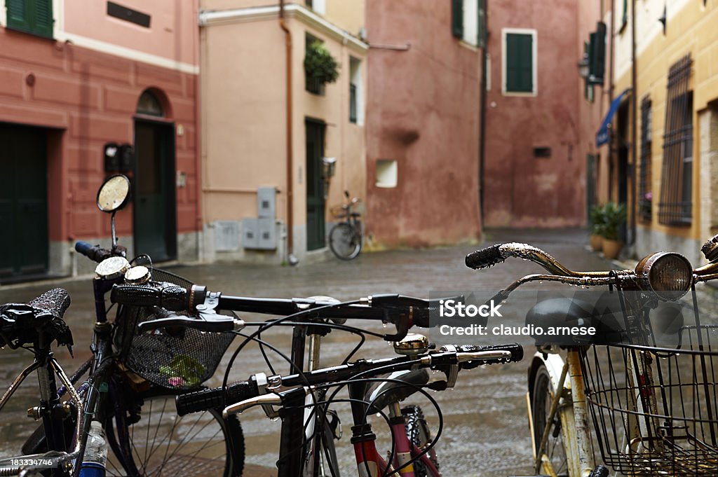 Bicicletta in un giorno di pioggia. Immagine a colori - Foto stock royalty-free di Bicicletta