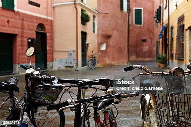 Bicicletta In Un Giorno Di Pioggia Immagine A Colori - Fotografie stock e altre immagini di Bicicletta