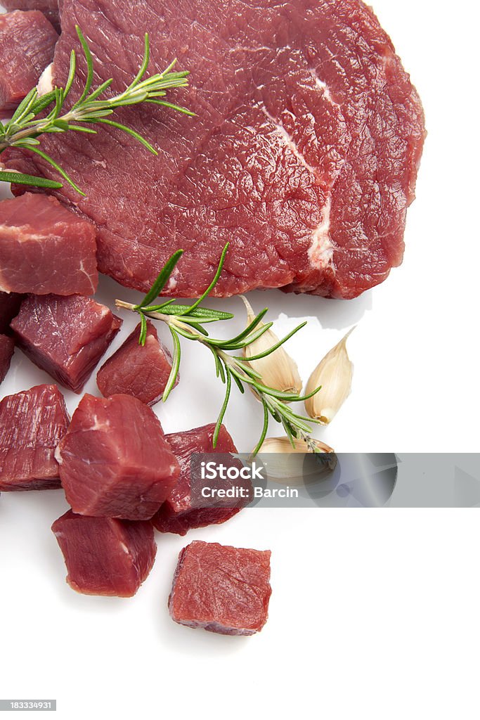 Materias primas filete de carne de res y cubos - Foto de stock de Fondo blanco libre de derechos