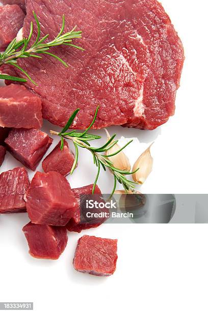 Materias Primas Filete De Carne De Res Y Cubos Foto de stock y más banco de imágenes de Fondo blanco - Fondo blanco, Carne de vaca, Cubo - Forma geométrica