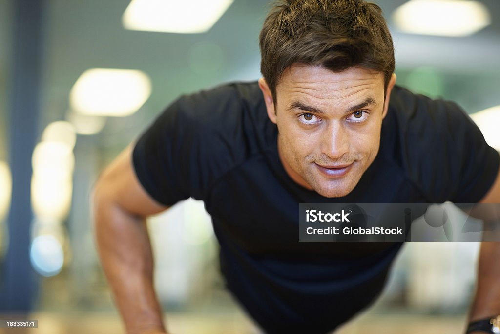 Athletic hombre haciendo pushup - Foto de stock de 20 a 29 años libre de derechos