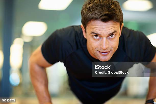 Athletic Hombre Haciendo Pushup Foto de stock y más banco de imágenes de 20 a 29 años - 20 a 29 años, 30-39 años, Actividad