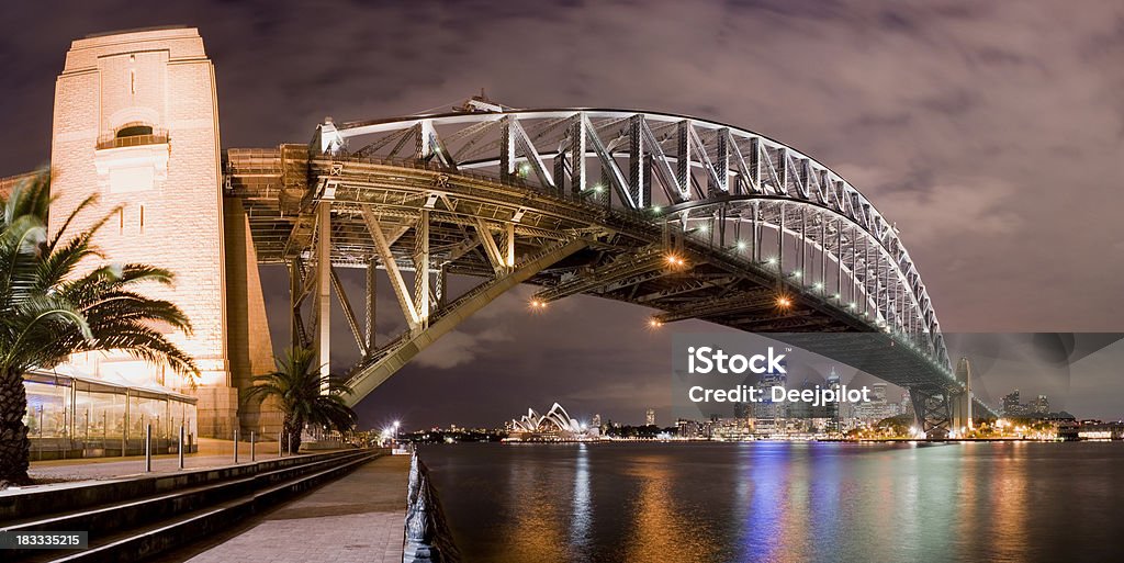Sydney Harbour Bridge und die Skyline der Stadt in Australien - Lizenzfrei Abenddämmerung Stock-Foto