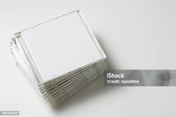 絶縁ショットのスタックドブランク白い背景の上のディスクケース - CDケースのストックフォトや画像を多数ご用意 - CDケース, コンパクトディスク, 積み重なる