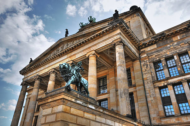 hdr of 콘체르트하우스 냉각탑으로 불리는 샤우슈필하우스 (젠다르멘마르크트) (germany) 베를린 (berlin - schauspiel haus 뉴스 사진 이미지