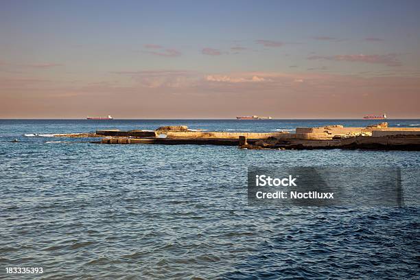 Trípoli Shore Cerca Del Puerto A Libia Foto de stock y más banco de imágenes de Libia - Libia, Mar, Agua