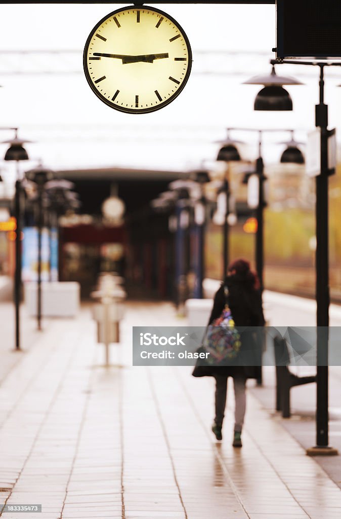Ragazza in attesa per il treno sulla piattaforma. Orologio primo piano. - Foto stock royalty-free di Abbigliamento casual