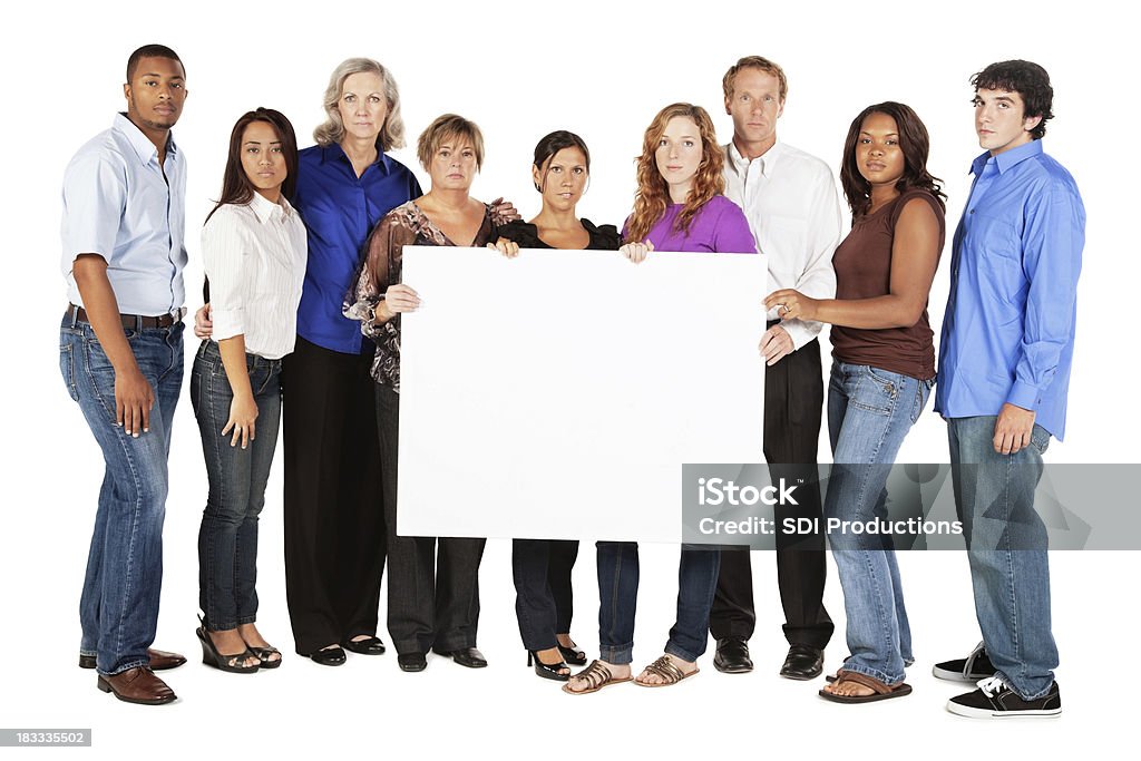 Seria gruppo eterogeneo di persone che tiene vuoto segno isolato, bianco - Foto stock royalty-free di Cartello vuoto