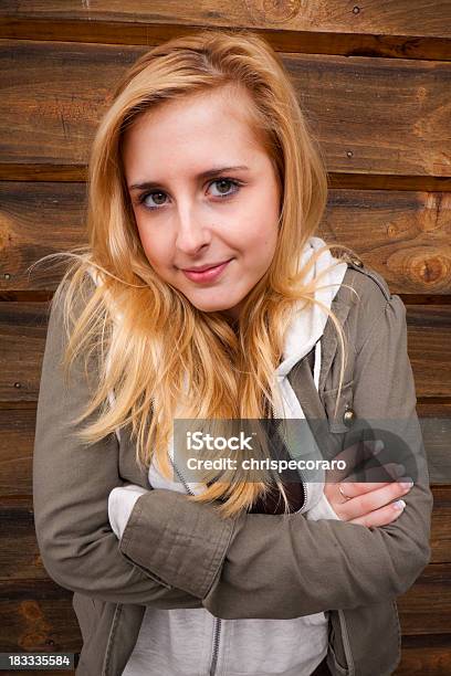 Nieśmiała Dziewczyna - zdjęcia stockowe i więcej obrazów 20-29 lat - 20-29 lat, Blond włosy, Codzienne ubranie