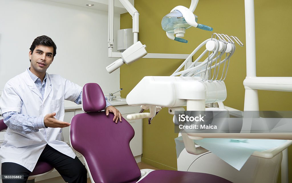 U dentysty, usiądź wygodnie i zrelaksuj - Zbiór zdjęć royalty-free (30-39 lat)