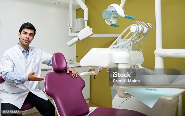 No Dentista Sentarse E Descontraia - Fotografias de stock e mais imagens de 30-39 Anos - 30-39 Anos, Adulto, Adulto de idade mediana