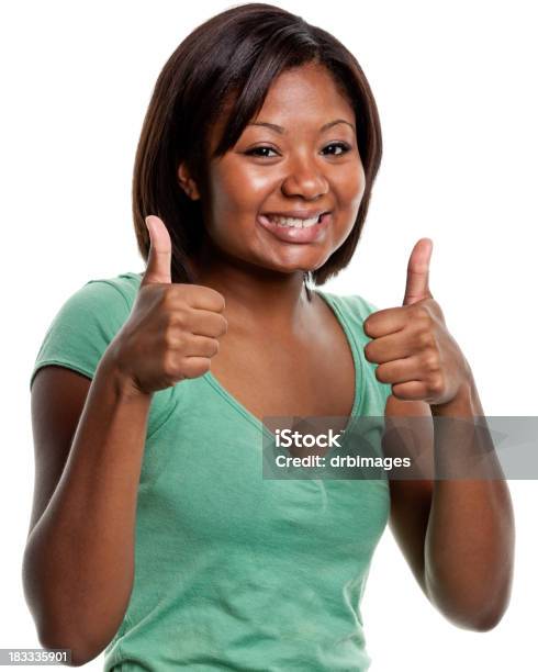 Mulher Jovem Feliz Oferece Dois Polegares Para Cima - Fotografias de stock e mais imagens de 20-24 Anos