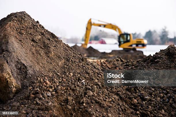 Photo libre de droit de Construction Dhiver banque d'images et plus d'images libres de droit de Pelleteuse - Pelleteuse, Sol - Phénomène naturel, Chantier de construction