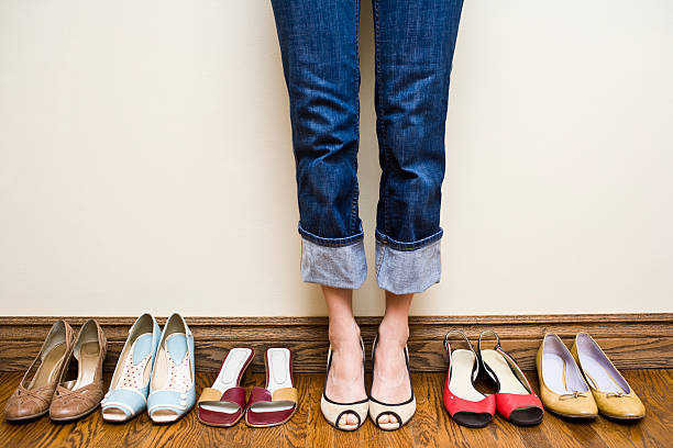 femme essayer des chaussures - special shoes photos et images de collection