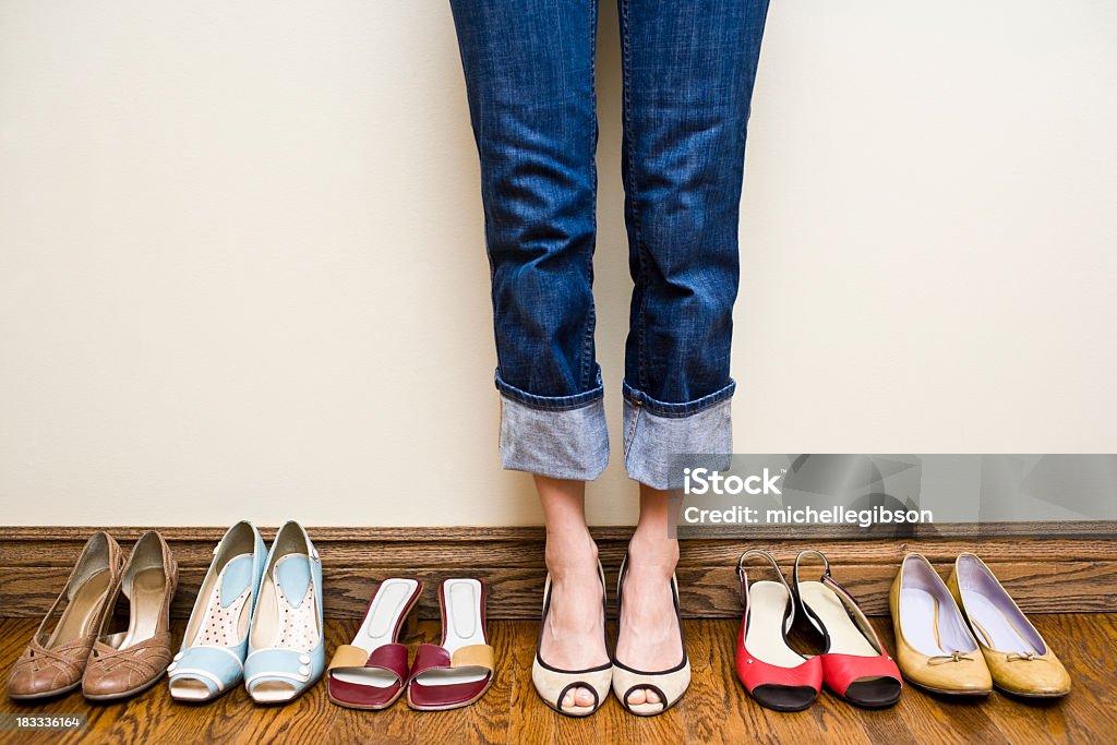 Mulher tentando sapatos em - Foto de stock de Sapato royalty-free