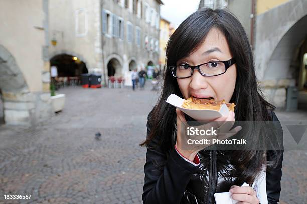 Junge Frau Essen Im Freien Xl Stockfoto und mehr Bilder von Dringlichkeit - Dringlichkeit, Brotsorte, Essen - Mund benutzen