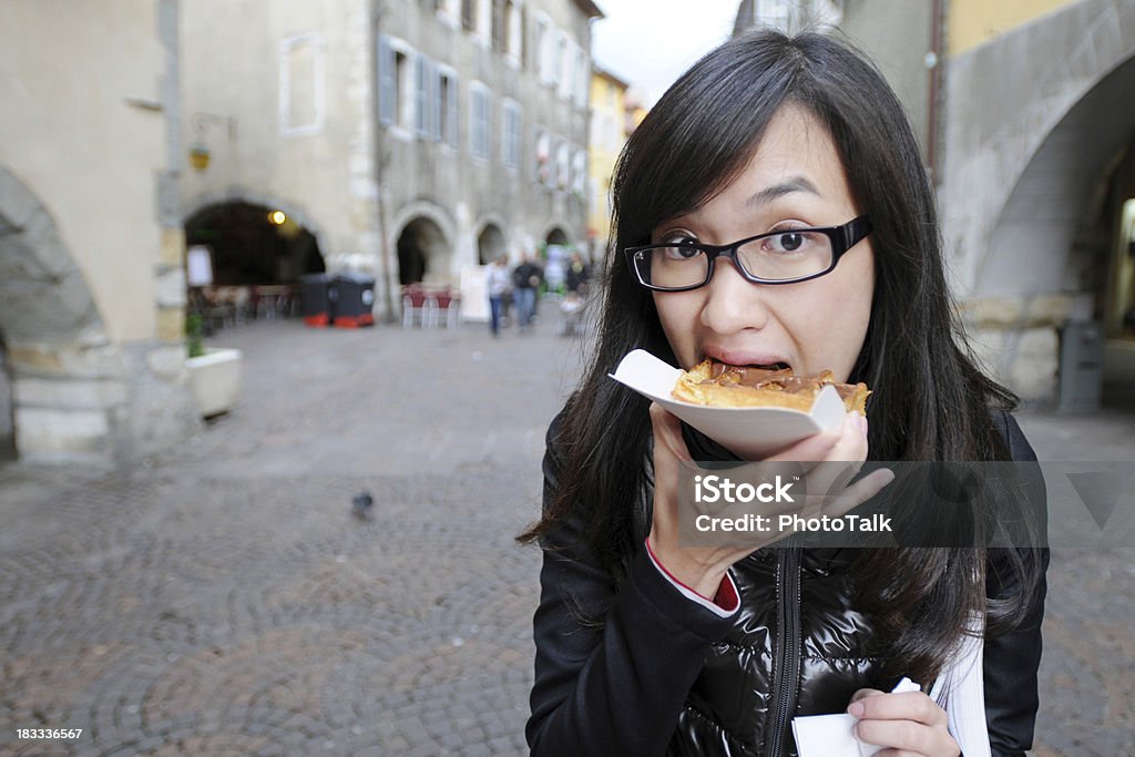 Jeune femme Manger la nourriture à l'extérieur-XL - Photo de Urgence libre de droits