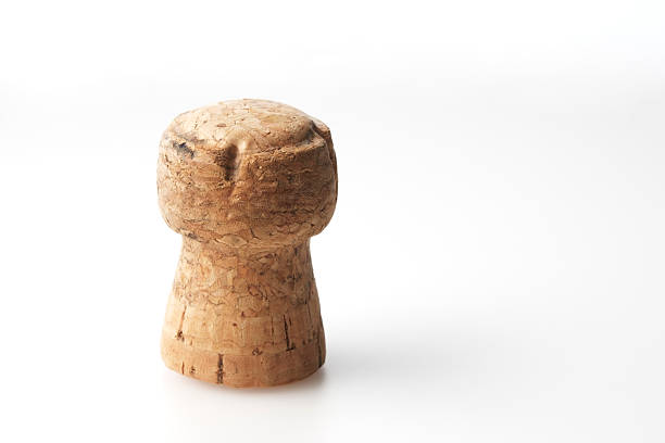 isolato colpo di tappo di champagne su sfondo bianco - champagne cork isolated single object foto e immagini stock