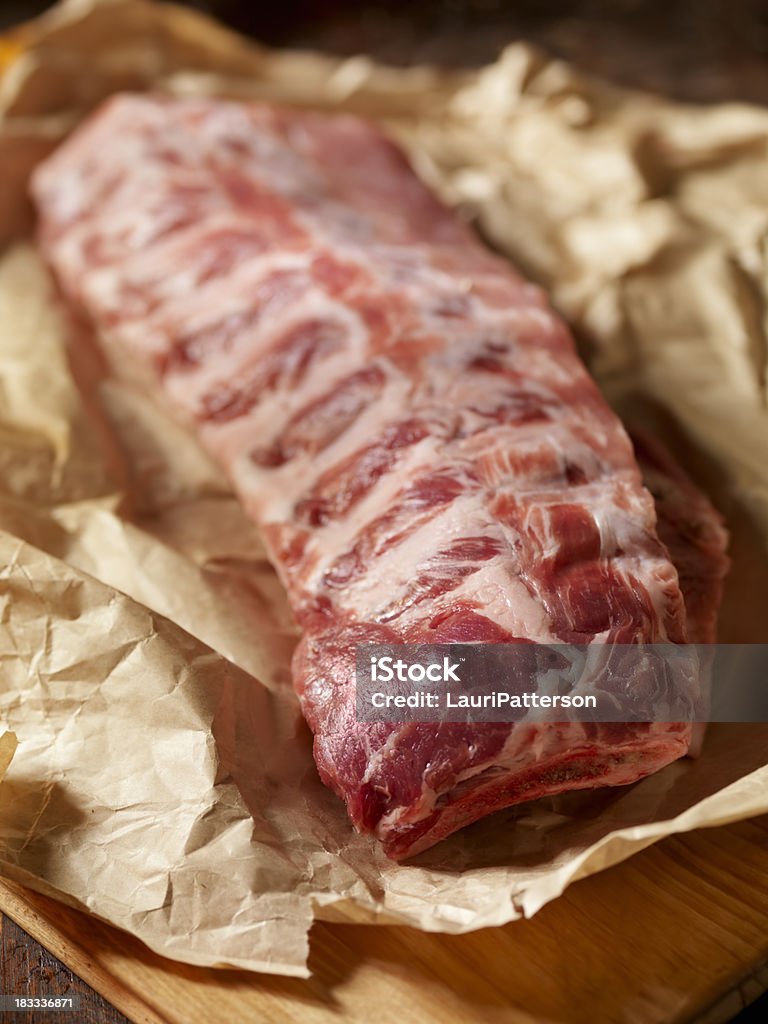 날것 아기 등근육 돼지고기 립 in Butcher 종이 - 로열티 프리 갈비-음식 스톡 사진