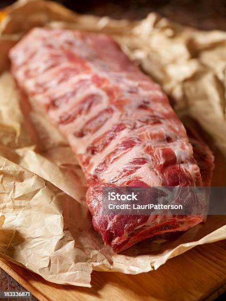 Costelas De Porco Cru De Trás Em Papel De Carniceiro - Fotografias de stock e mais imagens de Costeleta - Comida