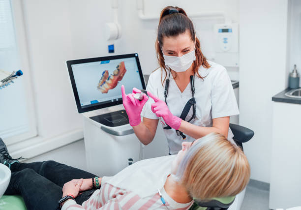 Dentist female doctor in uniform using intraoral 3D dental scanner Machine for clear aligners production. Dental clinic patient visit modern medical ward. Health teeth care, medicare industry concept. doctora dentista en uniforme que utiliza una máquina de escáner dental 3d intraoral para la producción de alineadores transparentes. paciente de clínica dental visita sala médica moderna. cuidado de los dientes de la salud, concepto de la industria de