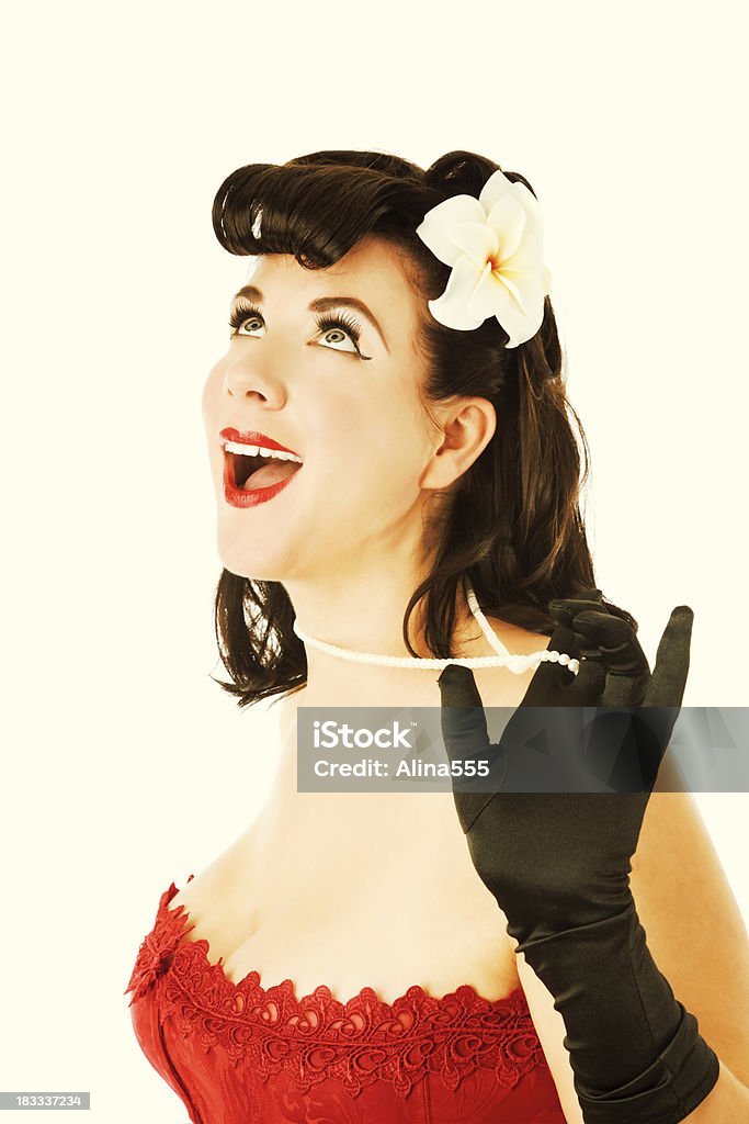 Pin up: Belle brunette sexy femme avec une coiffure rétro - Photo de Actrice libre de droits