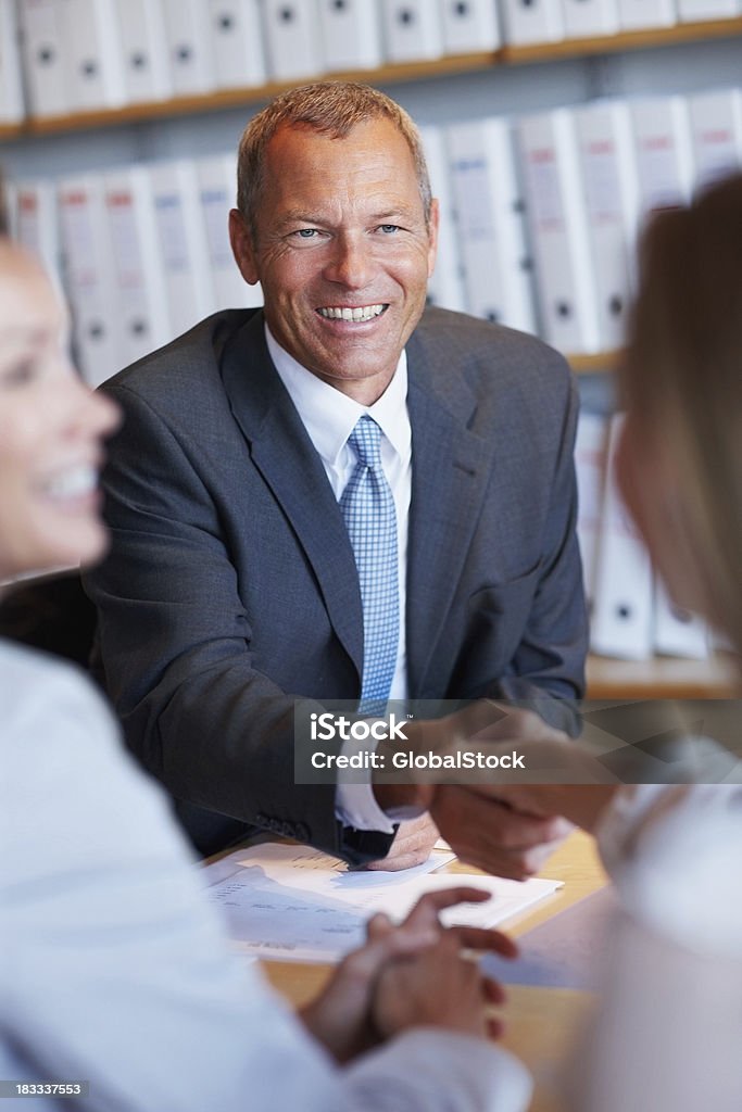 Homme d'affaires en félicitant un employé, dans le Colorado lors de réunion - Photo de Accord - Concepts libre de droits