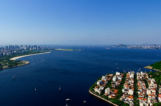 グアナバラベイでリオデジャネイロ - rio de janeiro guanabara bay residential structure urca ストックフォトと画像