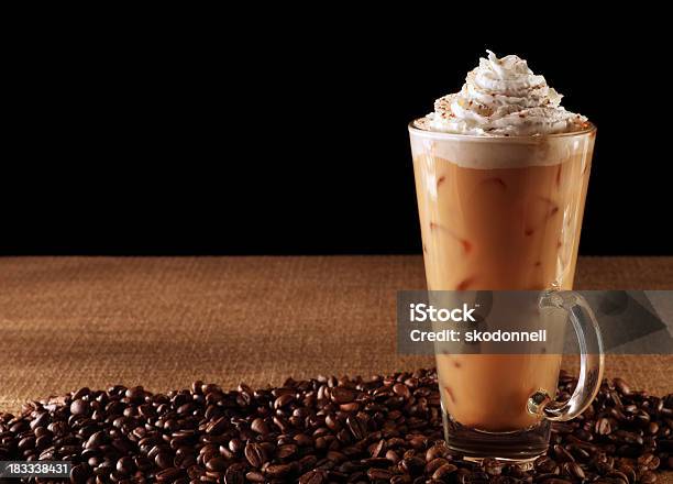 Spice Latte Kürbis Auf Schwarz Stockfoto und mehr Bilder von Milchkaffee - Milchkaffee, Eiskaffee, Pumpkin Spice Latte