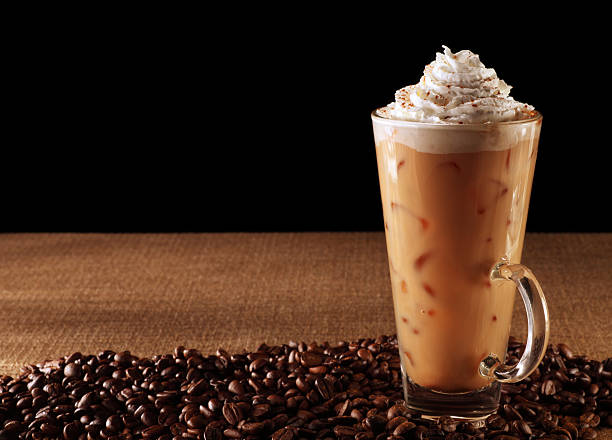 especiarias de abóbora café latte em preto - latté pumpkin spice coffee imagens e fotografias de stock