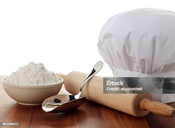 Utensílios De Cozinha Em Branco - Fotografias de stock e mais imagens de Arranjo - Arranjo, Branco, Chapéu