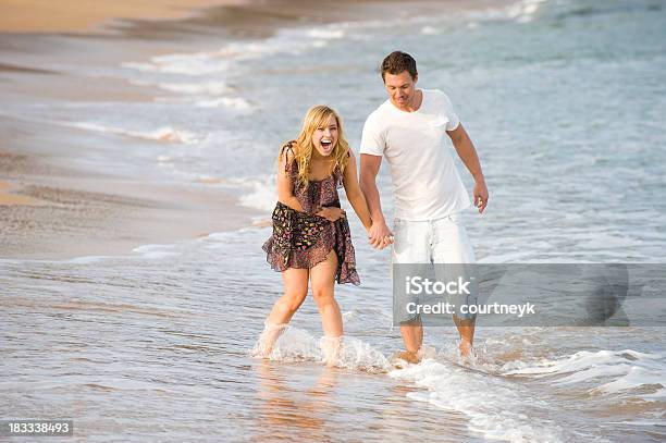 Paar Spazier Und Hände Halten Am Strand Stockfoto und mehr Bilder von Alles hinter sich lassen - Alles hinter sich lassen, Attraktive Frau, Blondes Haar