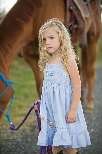 menina leading grande cavalo, três anos de idade - preschool 2 3 years preschooler little girls - fotografias e filmes do acervo