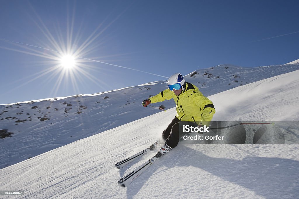 Esquiador esqui de montanha na frente do sol - Foto de stock de Esqui - Esqui e snowboard royalty-free