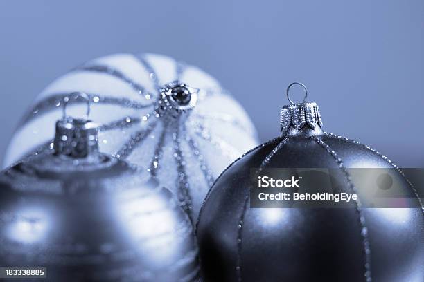Foto de Decorações Comuns De Natal e mais fotos de stock de Azul - Azul, Bola de Árvore de Natal, Brilhante - Luminosidade