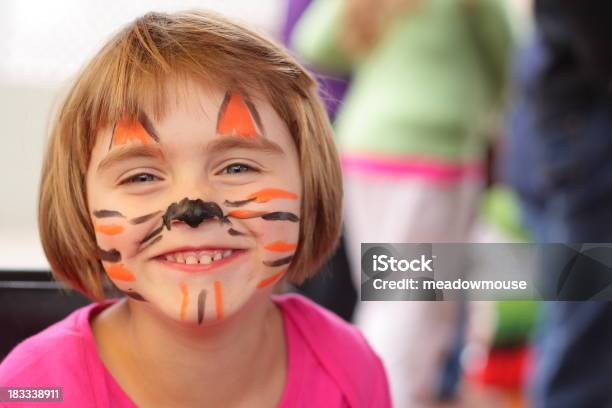 Menina Com Rosto Pintado De Tigre Sorri Para A Câmara - Fotografias de stock e mais imagens de Festa escolar