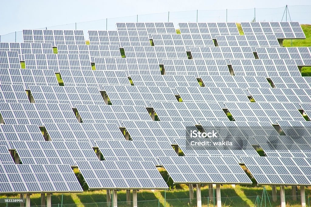 Diversi pannelli solari in una riga - Foto stock royalty-free di Ambiente