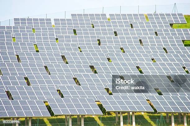 Diversi Pannelli Solari In Una Riga - Fotografie stock e altre immagini di Ambiente - Ambiente, Architettura, Clima