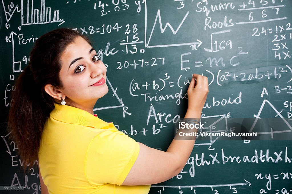 Attraktive junge freudig indische Mathematikstunde Mädchen Lehrer im Klassenzimmer mit Greenboard - Lizenzfrei Algebra Stock-Foto