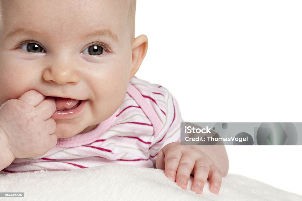 Linda chica bebé de cuatro meses - Foto de stock de Poner un dedo en la boca libre de derechos