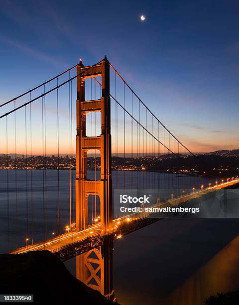 Golden Gate Bridge Allalba - Fotografie stock e altre immagini di Ponte - Ponte, Acciaio, Acqua